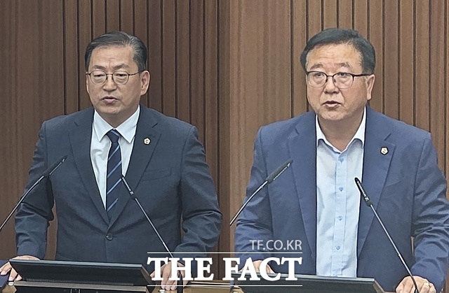 전반기 제1부의장에 당선된 유인호 의원(왼쪽)과 제2부의장에 당선되 김학서 의원이 수락연설을 하고 있다. /김형중 기자