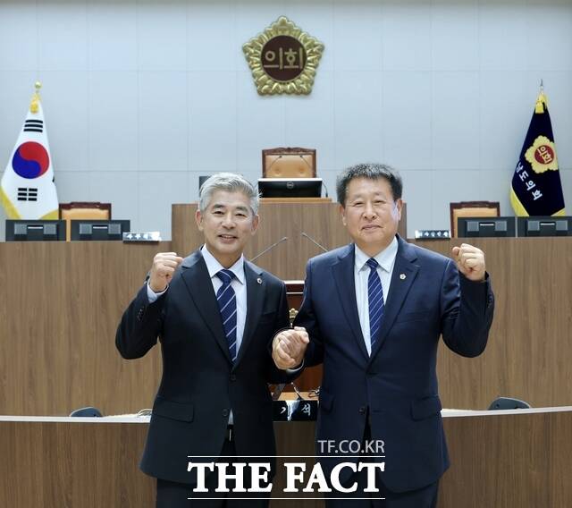 충남도의회 제13대 전반기 의장에 선출된 조철기 의원(왼쪽)과 장승재 제1부의장. /충남도의회