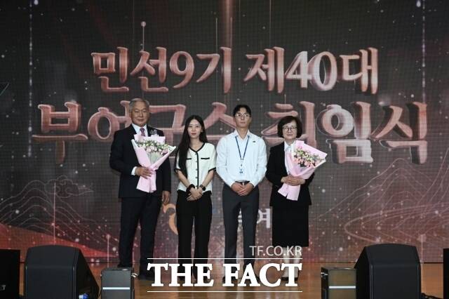 이용우 부여군수가 가족들과 함께 축하 꽃다발을 받고 기념촬영을 하고 있다. /부여군