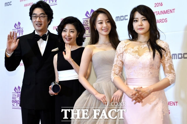 의사 부부이자 방송 셀럽으로 오랫동안 대중의 관심을 받아온 여에스더·홍혜걸 부부가 또 다시 주목의 대상이 됐다. 사진은 홍혜걸 여에스더 부부(왼쪽)가 양정원 서유리와 함께 2016 방송연예대상에 참석해 포즈를 취하고 있다. /더팩트 DB