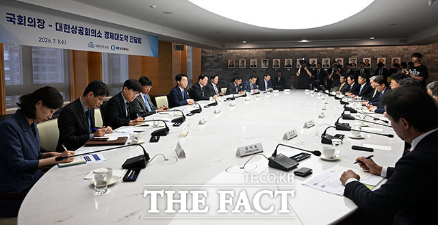 조정식 국회의장(왼쪽)이 1일 오전 서울 중구 대한상공회의소에서 열린 ‘국회의장-대한상공회의소 경제대도약 간담회’에 참석해 인사말을 하고 있다. /서예원 기자