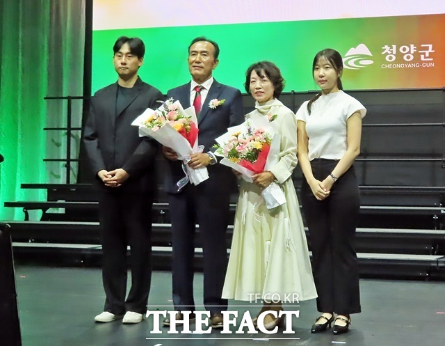 김홍열 청양군수와 배우자가 청양군 직원들이 준비한 축하의 꽃다발을 받고 기념 촬영을 하고 있다. /김형중 기자