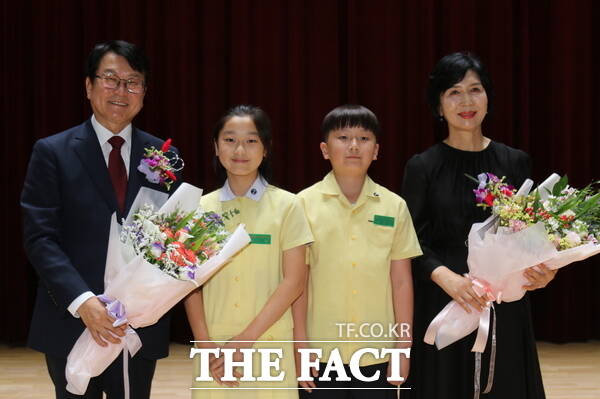 오석진 제12대 대전시교육감이 1일 취임식에서 학생들에게 취임 축하 꽃다발을 전달받고 기념촬영을 하고 있다. /정예준 기자