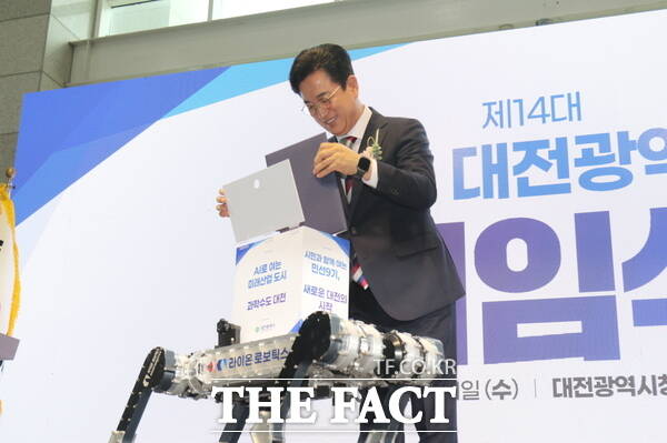 제14대 허태정 대전시장 취임식이 1일 오전 대전시청 2층 로비에서 개최된 가운데 허 시장이 '라이보'가 가져온 취임선서문과 취임사를 전달받고 있는 모습. /정예준 기자