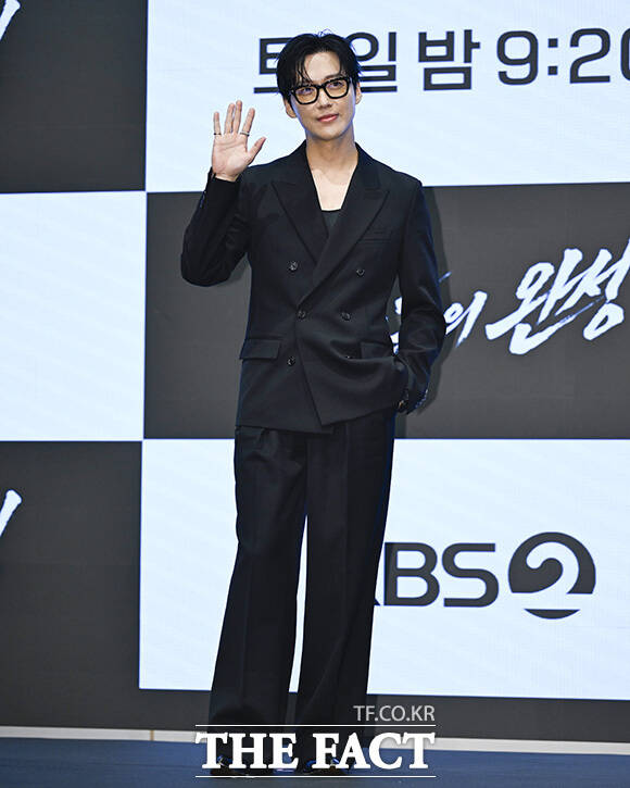 남궁민과 이설이 포스터의 포즈를 재현하고 있다.