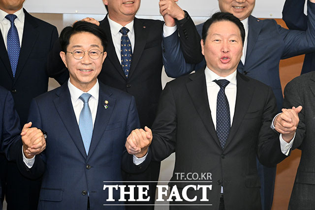 조정식 국회의장(왼쪽)이 1일 오전 서울 중구 대한상공회의소에서 열린 ‘국회의장-대한상공회의소 경제대도약 간담회’에 참석해 인사말을 하고 있다. /서예원 기자
