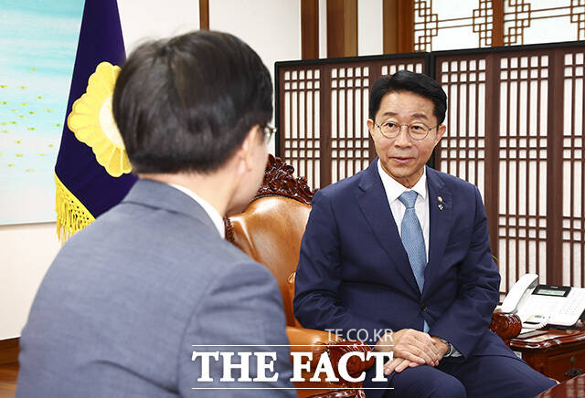 김정관 산업통상부 장관(왼쪽)과 대화 나누는 조정식 국회의장.