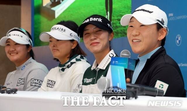 신지애(오른쪽)가 지난 2023년 국내서 열린 LPGA투어 BMW 레이디스 챔피언십 기자회견에서 유해란, 고진영, 리디아 고(왼쪽부터)와 함께 기자회견을 하고 있는 모습. 신지애는 국내 여자골프의 전성기를 열었다는 평가를 받고 있다./뉴시스