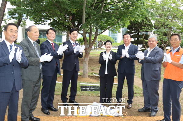 제14대 허태정 대전시장 취임식이 1일 오전 대전시청 2층 로비에서 개최된 가운데 허 시장을 비롯한 내빈들이 취임 기념식수를 마치고 기념 촬영을 하고 있다. /정예준 기자