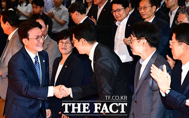 김민석 국무총리가 1일 오전 서울 종로구 정부서울청사에서 열린 이임식에 참석해 이임사를 하고 있다. /임영무 기자