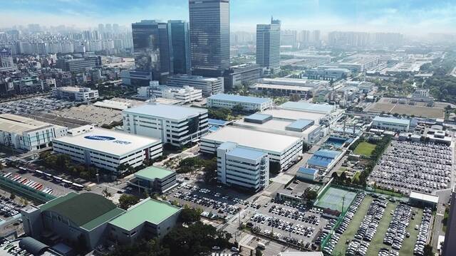 삼성전기가 내년 초부터 임직원 성과급의 재원을 영업이익의 10%로 삼기로 했다. /삼성전기
