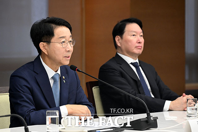 조정식 국회의장(왼쪽)이 1일 오전 서울 중구 대한상공회의소에서 열린 ‘국회의장-대한상공회의소 경제대도약 간담회’에 참석해 인사말을 하고 있다. /서예원 기자