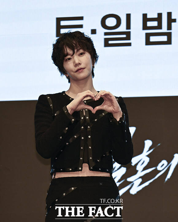 남궁민과 이설이 포스터의 포즈를 재현하고 있다.