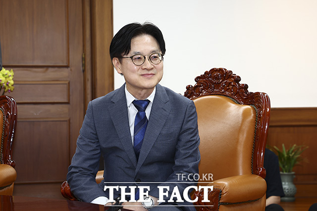 김정관 산업통상부 장관(왼쪽)과 대화 나누는 조정식 국회의장.