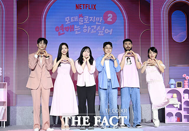 가수 서인국과 배우 강한나, 개그우먼 이은지, 가수 카더가든(왼쪽부터)이 1일 오전 서울 마포구 호텔 나루 서울 엠갤러리에서 열린 넷플릭스 새 예능 '모솔연애2' 제작발표회에 참석해 포즈를 취하고 있다. /박헌우 기자
