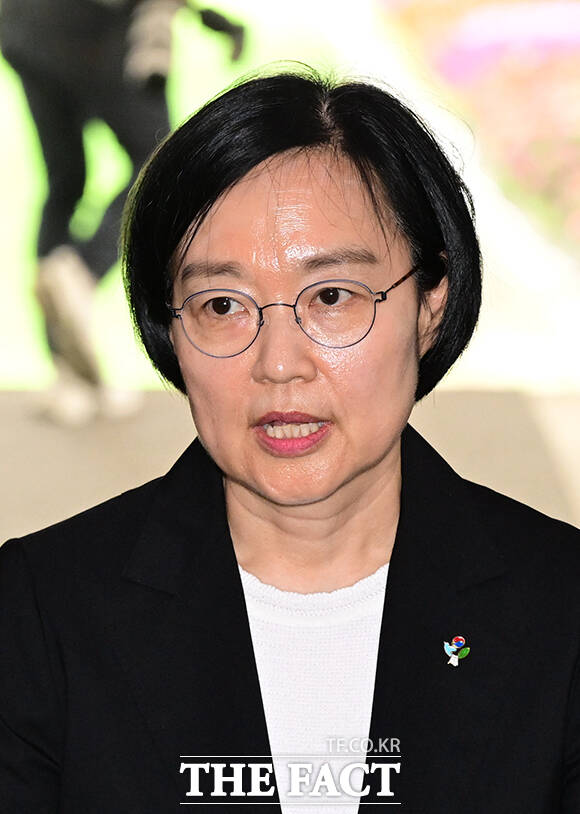 한성숙 신임 국무총리가 1일 오전 서울 종로구 정부서울청사 첫 출근길에서 도어스태핑을 마친 뒤 집무실로 이동하고 있다. /임영무 기자