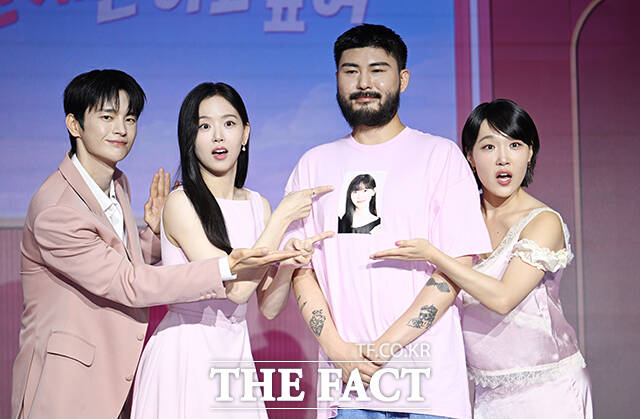 가수 서인국과 배우 강한나, 가수 카더가든, 개그우먼 이은지(왼쪽부터)가 1일 오전 서울 마포구 호텔 나루 서울 엠갤러리에서 열린 넷플릭스 새 예능 '모솔연애2' 제작발표회에 참석해 포즈를 취하고 있다. /박헌우 기자
