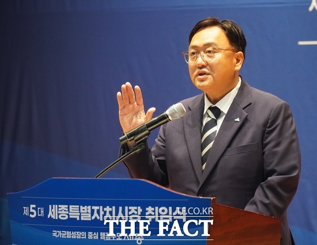 선서를 하고 있는 조상호 세종시장. /김형중 기자