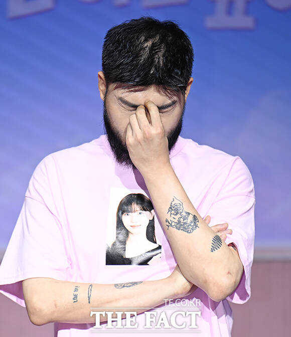 가수 카더가든이 1일 오전 서울 마포구 호텔 나루 서울 엠갤러리에서 열린 넷플릭스 새 예능 '모솔연애2' 제작발표회에 참석해 포즈를 취하고 있다. /박헌우 기자