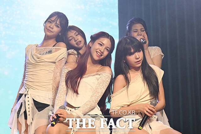 그룹 이리즈(Eris)의 리나와 티라, 아이디아, 뿌이, 리타(왼쪽부터)가 1일 오후 서울 마포구 홍대 스페이스브릭에서 열린 ‘업어 키운 걸그룹’ 콘텐츠 간담회에 참석해 무대를 선보이고 있다. /김성렬 기자