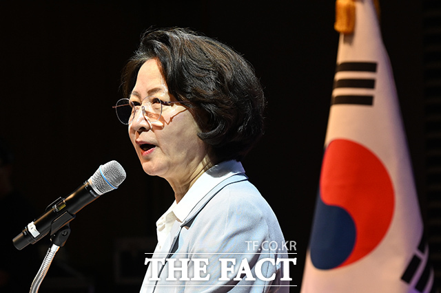 추미애 경기도지사가 1일 오전 경기 수원시 영통구 경기도청에서 열린 제37대 경기도지사 취임식에서 취임 선서를 하고 있다. /수원=김성렬 기자