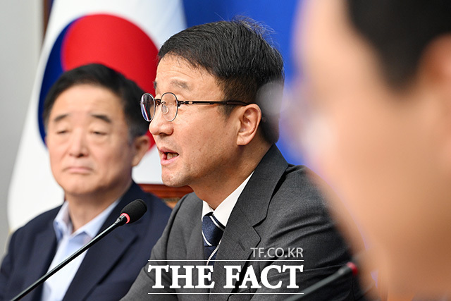 최고위원회의에서 발언하는 한병도 더불어민주당 당대표 직무대행 겸 원내대표.
