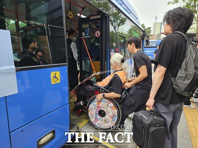 전국장애인차별철폐연대(전장연)가 1일 오전 서울 도심에서 버스 탑승 시위를 벌였다. 출근길 교통 혼잡이 빚어지면서 곳곳에서는 시민들과 크고 작은 충돌도 있었다. /이다빈 기자