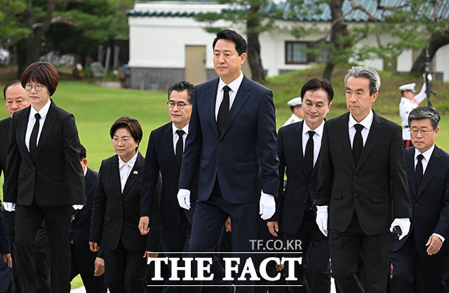 오세훈 서울시장이 민선 9기 첫날인 1일 오전 서울 동작구 국립서울현충원을 찾아 현충탑에 분향하고 있다. /박헌우 기자