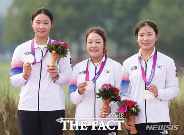 김민솔(왼쪽)이 2022 항저우 아시안게임 여자 골프 단체전에서 은메달을 차지한 뒤 임지유(가운데), 유현조와 시상대에서 나란히 포즈를 취하고 있는 모습./뉴시스 chocrystal@newsis.com