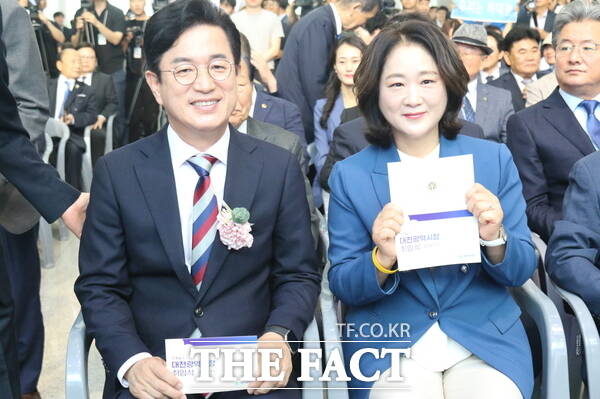 허태정 대전시장이 1일 열린 취임식에서 자신의 배우자인 양창희 여사(오른쪽)와 함께 기념 촬영을 하고 있다. /정예준 기자