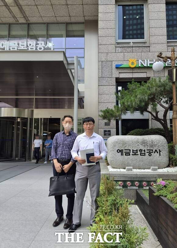 박판서 한화생명 소액주주연대 대표(가운데 왼쪽부터)와 한화생명 소액주주는 1일 서울 중구 예금보험공사 본사에서 예금보험공사에 '예금보험공사 입장문 발표 요청서'를 전달하고 1시간가량 면담을 진행했다. 연대 측은 한화생명 주요 주주인 예금보험공사에 책임 있는 공적자금 회수와 주주가치 수호에 대한 입장 표명등을 촉구했다. /이한림 기자