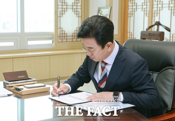 허태정 대전시장이 1일 민선9기 1호 결재안에 서명을 하고 있다. /대전시