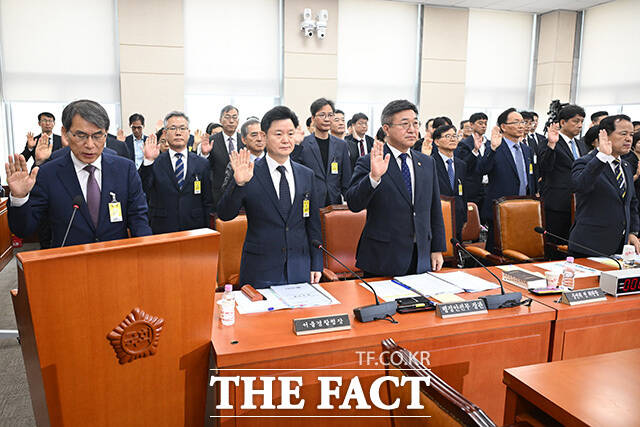 노태악 전 중앙선거관리위원장과 박정보 서울경찰청장, 윤호중 행정안전부 장관, 위철환 중앙선거관리위원장 직무대행(앞줄 왼쪽부터) 및 참석자들이 1일 오전 서울 여의도 국회에서 열린 제9회 전국동시지방선거 투표용지 부족 사태 등 국민 참정권 침해 진상규명 및 선거관리 개혁을 위한 국정조사 특별위원회 전체회의에 참석해 증인 선서를 하고 있다. /국회=남용희 기자