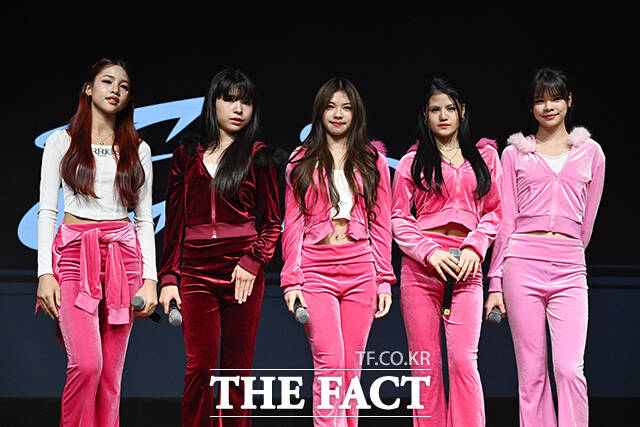 그룹 이리즈(Eris)의 리나와 리타, 뿌이, 티라 아이디아(왼쪽부터)가 1일 오후 서울 마포구 홍대 스페이스브릭에서 열린 ‘업어 키운 걸그룹’ 콘텐츠 간담회에 참석해 포즈를 취하고 있다. /김성렬 기자