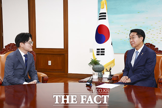 김정관 산업통상부 장관(왼쪽)과 대화 나누는 조정식 국회의장.