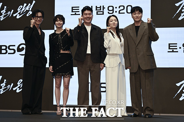 배우 남궁민과 이설, 김정현 감독, 배우 이상희, 김대명(왼쪽부터)이 1일 오후 서울 구로구 신도림 더 세인트 그랜드볼룸 홀에서 열린 KBS 토일 미니시리즈 '결혼의 완성' 제작발표회에 참석해 포즈를 취하고 있다. /송호영 기자