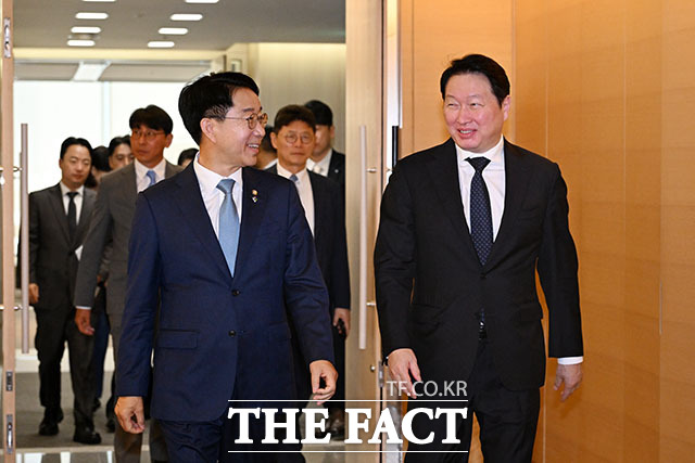 조정식 국회의장(왼쪽)이 1일 오전 서울 중구 대한상공회의소에서 열린 ‘국회의장-대한상공회의소 경제대도약 간담회’에 참석해 인사말을 하고 있다. /서예원 기자