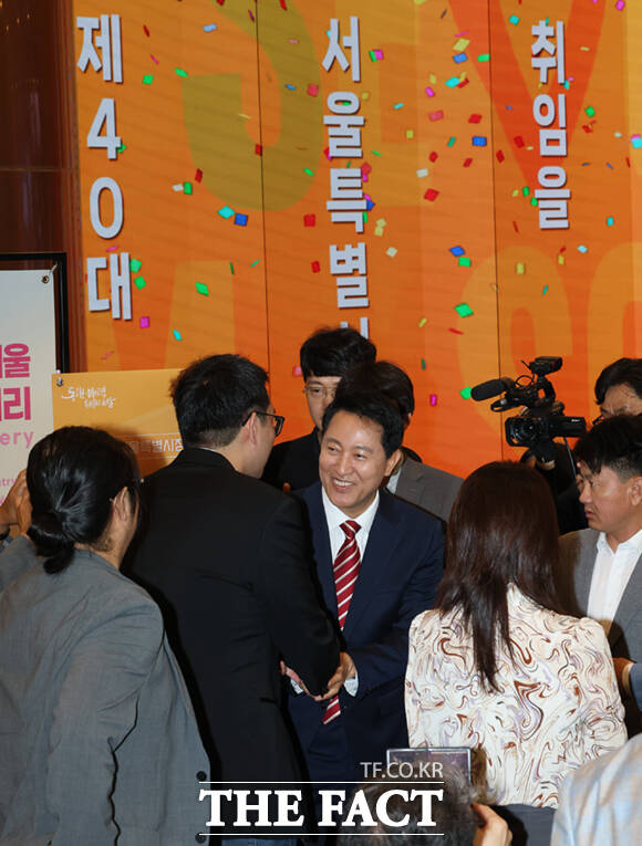 사상 첫 5선 서울시장에 오른 오세훈 시장이 1일 서울 중구 서울시청에서 열린 '제40대 서울특별시장 취임행사'에서 시민들과 인사하고 있다. /이새롬 기자