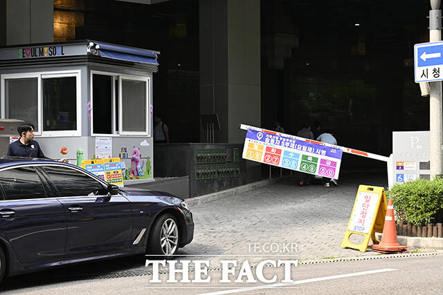 원유 자원안보 위기경보 하향으로 공공 부문 차량 2부제와 공영주차장 5부제가 전면 해제된 1일 오전 서울 중구 서울시청 주차장에 차량이 진입하고 있다. /송호영 기자
