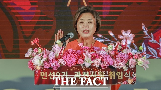신계용 과천시장이 1일 오전 시청 대강당에서 취임 선서를 하고 있다. /과천시