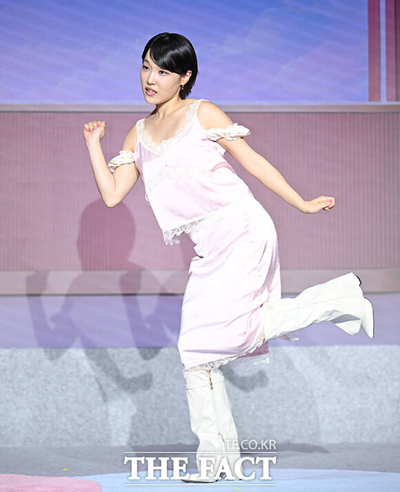 개그우먼 이은지가 1일 오전 서울 마포구 호텔 나루 서울 엠갤러리에서 열린 넷플릭스 새 예능 '모솔연애2' 제작발표회에 참석해 포즈를 취하고 있다. /박헌우 기자