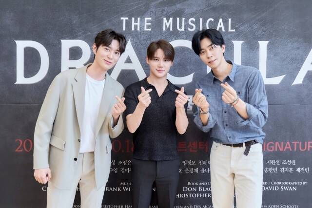 뮤지컬 배우 전동석 김준수 신성록(왼쪽부터)이 참여한 뮤지컬 '드라큘라' 10주년 기념 앨범의 디지털 음원이 1일 오후 12시 공개된다. /오디컴퍼니㈜