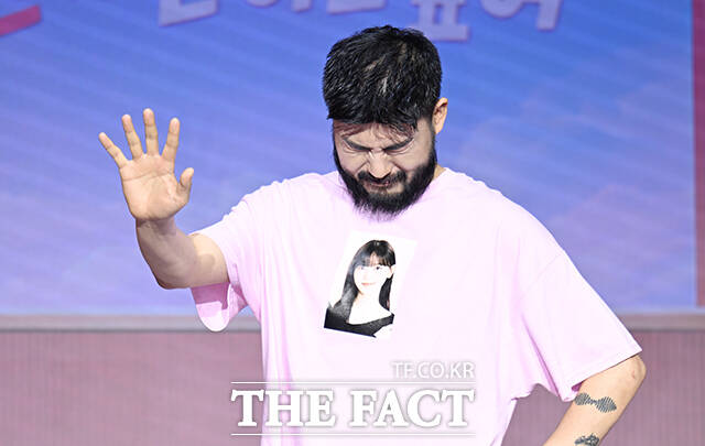 가수 카더가든이 1일 오전 서울 마포구 호텔 나루 서울 엠갤러리에서 열린 넷플릭스 새 예능 '모솔연애2' 제작발표회에 참석해 포즈를 취하고 있다. /박헌우 기자