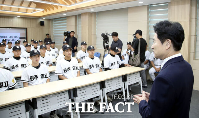 김대중 전남광주시교육감이 취임 첫날인 1일 광주제일고등학교를 방문해 최근 경기 중 배제고 야구선수들로부터 조롱을 받은 선수들 만나 위로하고 있다. /전남광주시교육청