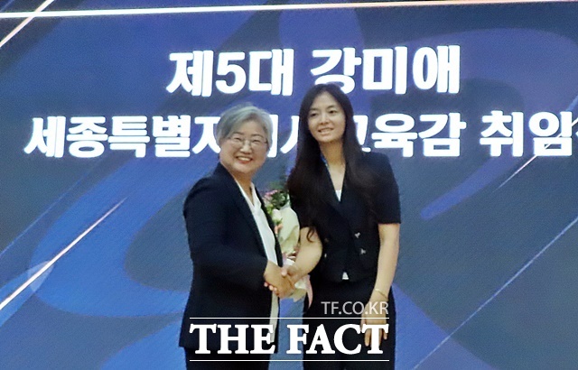 강미애 세종시교육감이 1일 시청 대강당에서 취임식을 갖고 직원들의 축하 꽃다발을 받고 기념 촬영을 하고 있다. /김형중 기자