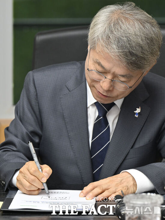민형배 초대 전남광주특별시장이 취임 첫날인 1일 오전 전남광주 순천시 동부청사로 출근해 업무보고를 받고 취임 제1호 결재로 '민생 지원 및 통합 100일 실행계획'에 서명을 하고 있다. /뉴시스