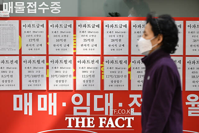 서울 강동구 둔촌동 한 공인중개사에 매물 정보가 표시돼 있다. /김성렬 기자