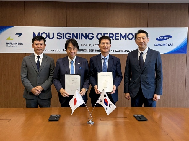 삼성물산 건설부문이 인프로니아 홀딩스와 글로벌 인프라 개발과 컨세션 및 PPP 사업 등 분야에서 전략적 협업을 추진하기 위한 업무협약을 체결했다고 1일 밝혔다. 사진은 나승일(왼쪽부터) 삼성물산 동경지점 상무, 키베 카즈나리 인프로니아 홀딩스 대표집행임원 사장, 오세철 삼성물산 대표이사 사장, 마에다 소지 마에다건설공업 대표이사 사장이다. /삼성물산 건설부문