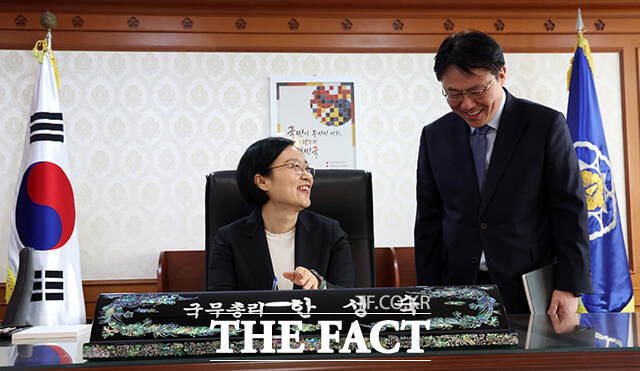 한성숙 신임 국무총리가 1일 오전 서울 종로구 세종대로 정부서울청사 총리집무실에서 취임 후 첫 업무를 시작하고 있다. /임영무 기자