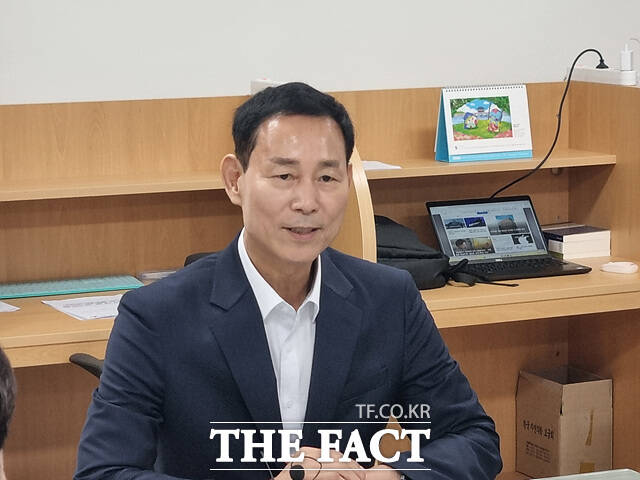 1일 익산시 남중동 익산시청 기자실에서 민선9기 익산시장으로 취임한 최정호 시장이 출입기자들과 기자회견을 하고 있다. /익산=김종성 기자